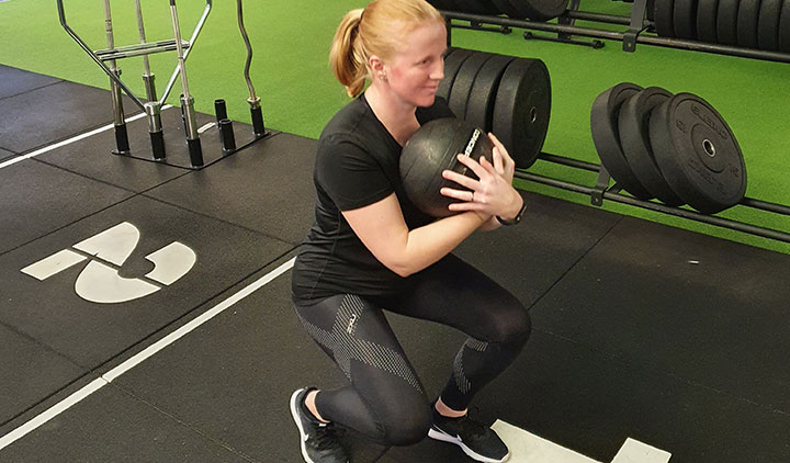 Rebecca tränar med boll