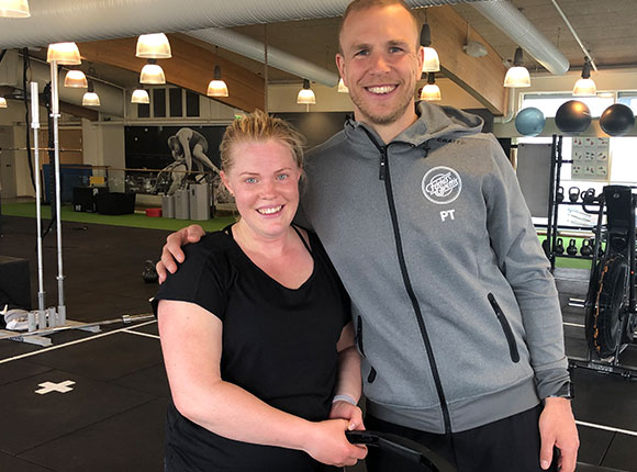 Victoria tillsammans med PT-Johan i gymmet