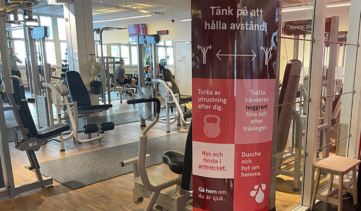 Tänk på avståndet skylt i gymmet